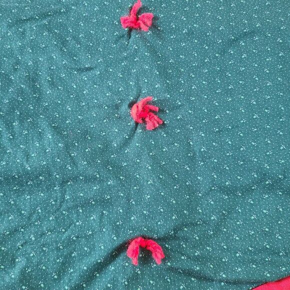 Vintage Handmade Scalloped Edge Christmas Tree Skirt Red Green White Wagon Wheel - Picture 10 of 12